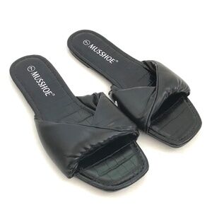 MUSSHOE Slip On Slide Sandals Black Flats Women’s Size 7 NWT